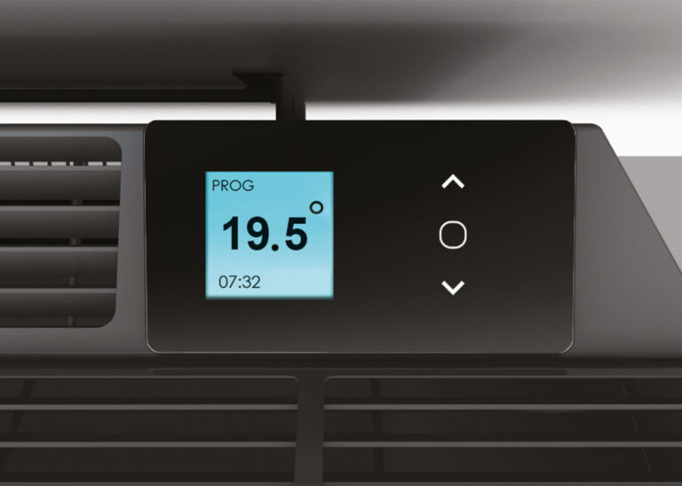 Crni termostat na električnom konvektoru prikazuje 19,5 stepeni