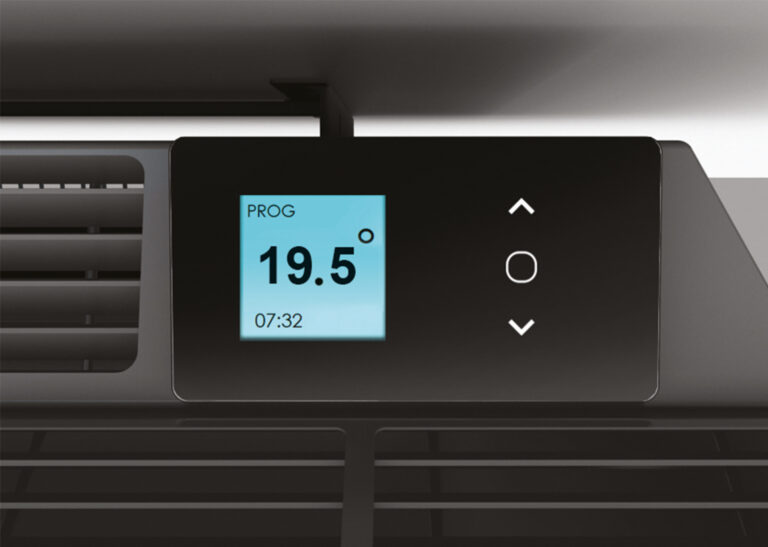 Crni digitalni termostat koji pokazuje 19.5 stepeni s mogućnošću podešavanja temperature