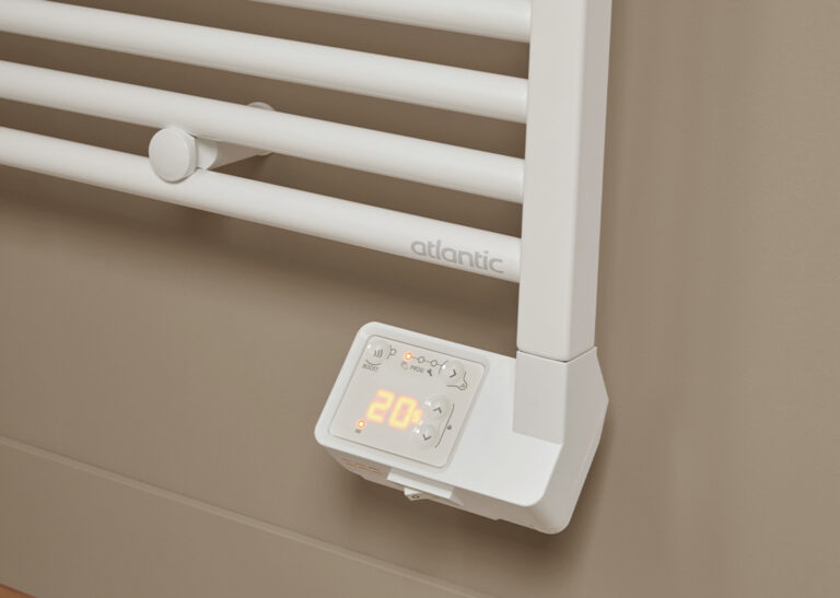 Beli električni cevni radijator s digitalnim termostatom